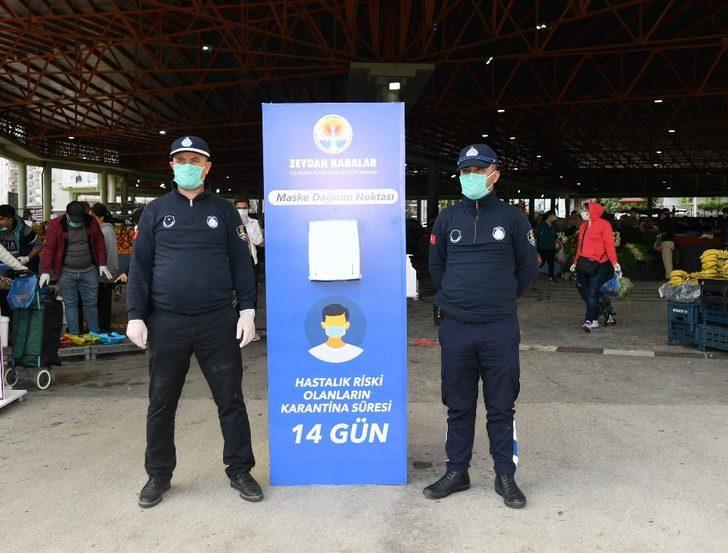 Adana Büyükşehir Belediyesi’nden semt pazarı girişlerine maske kabini G4