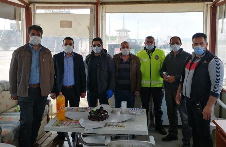 Uygulama yapan polisler için pasta kesildi G1