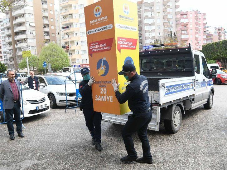 Adana Büyükşehir Belediyesi’nden semt pazarı girişlerine maske kabini G5