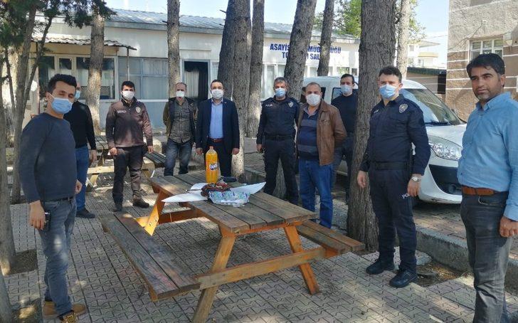 Uygulama yapan polisler için pasta kesildi G2