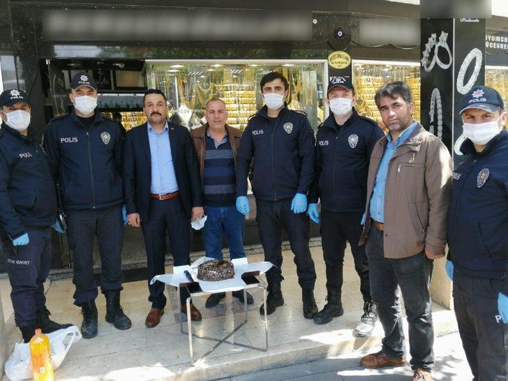 Uygulama yapan polisler için pasta kesildi G4