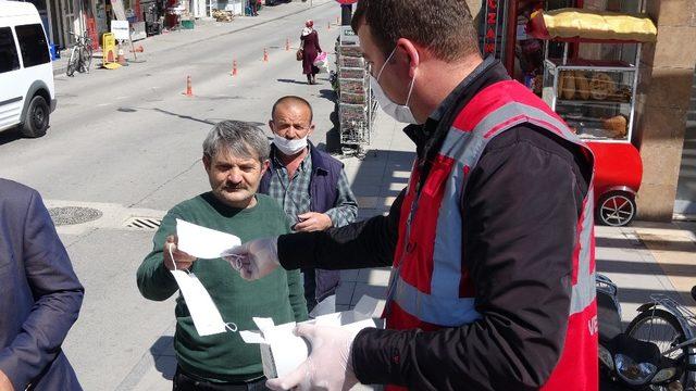 Tokat’ta vatandaşa maske dağıtımı yapıldı