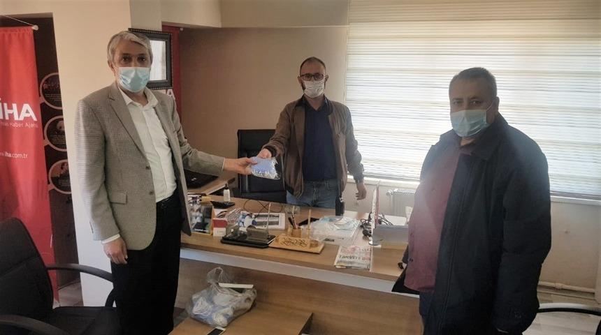 Başkan Kaya, &uuml;yelerine maske dağıttı