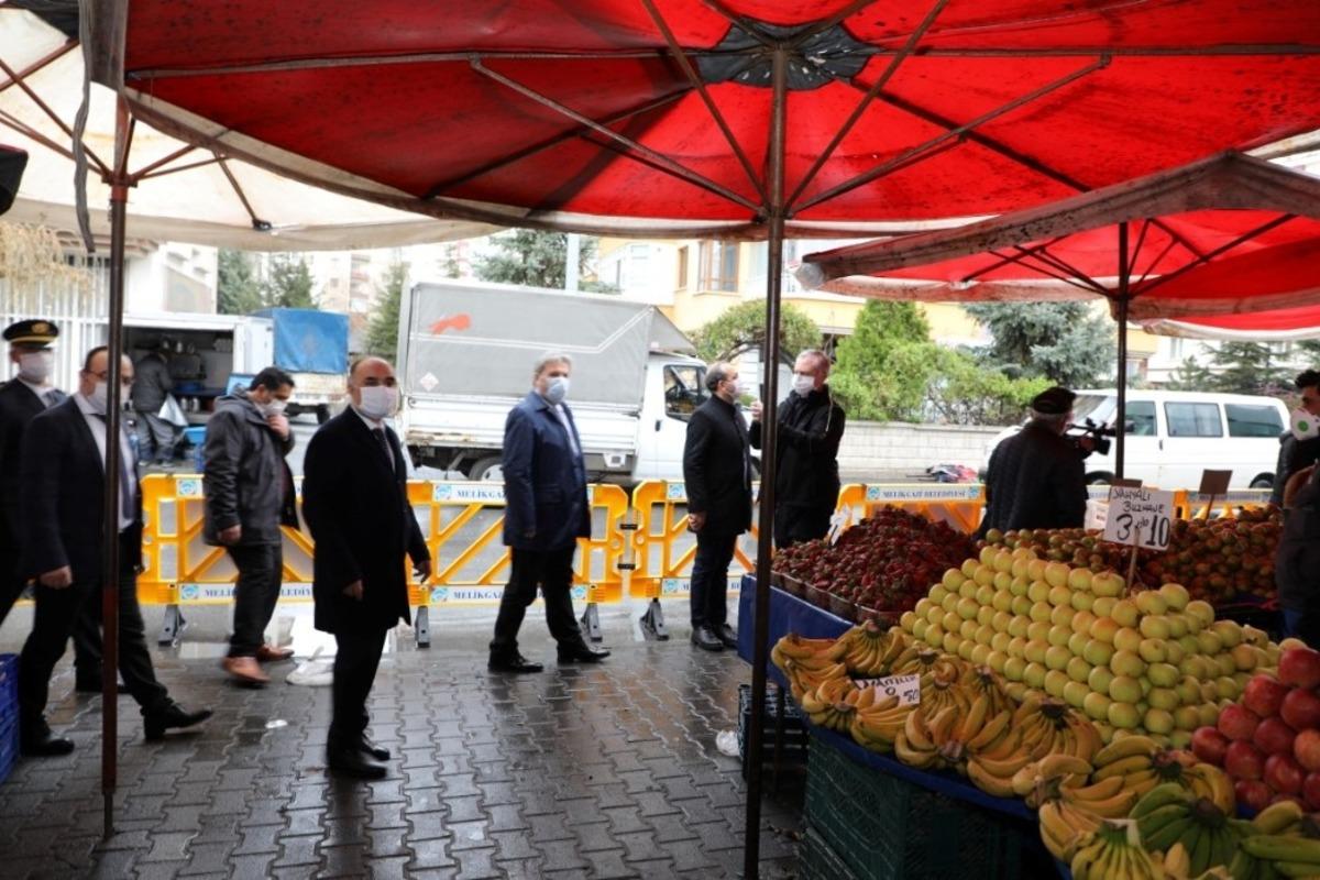 Vali G&uuml;naydın, Pazar Yerinde Korona Tedbirlerini Denetledi