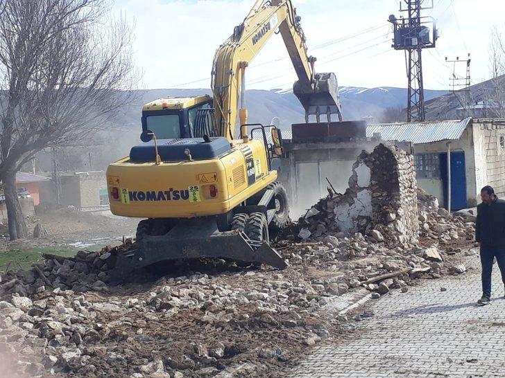 Gürpınar’da riskli yapılar yıktırılıyor G2