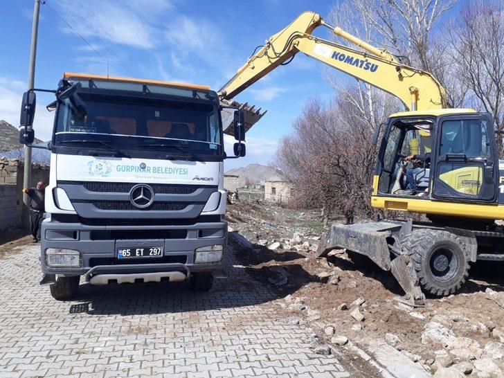 Gürpınar’da riskli yapılar yıktırılıyor G3