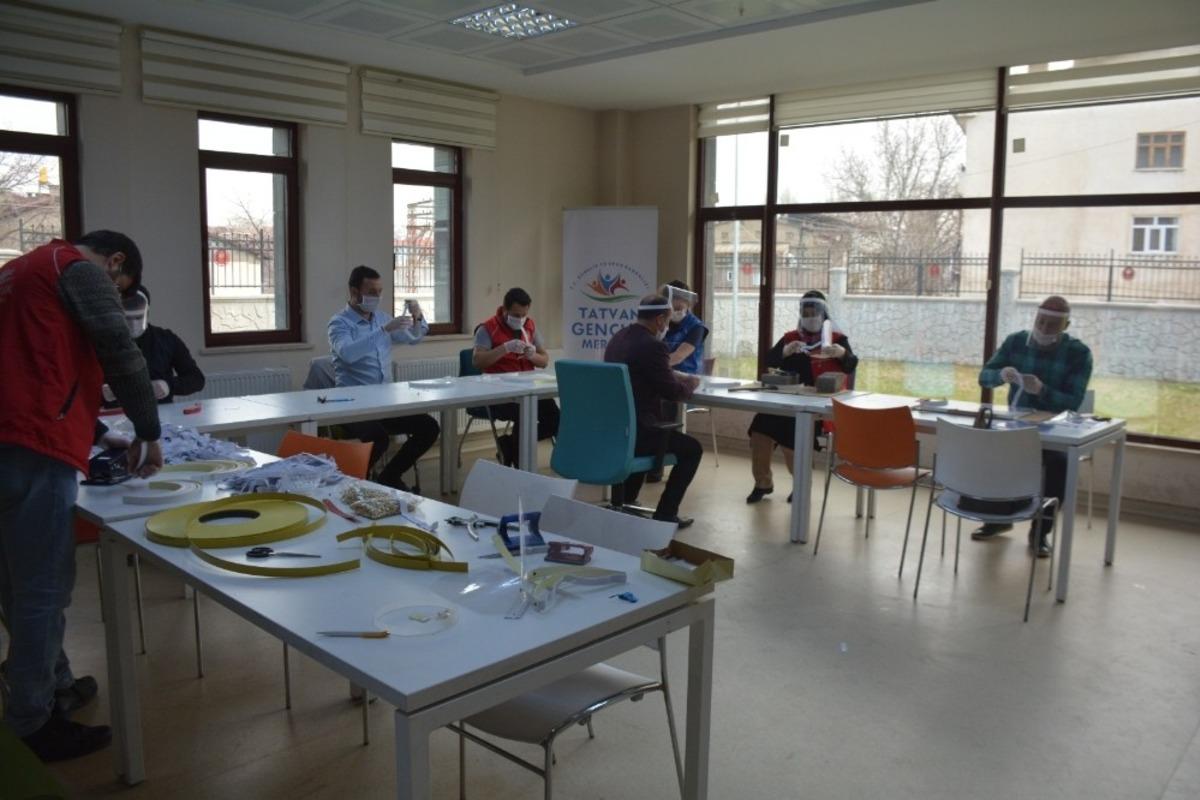 G&ouml;n&uuml;ll&uuml; gen&ccedil;ler g&uuml;nde 200 adet siperlik maske &uuml;retiyor