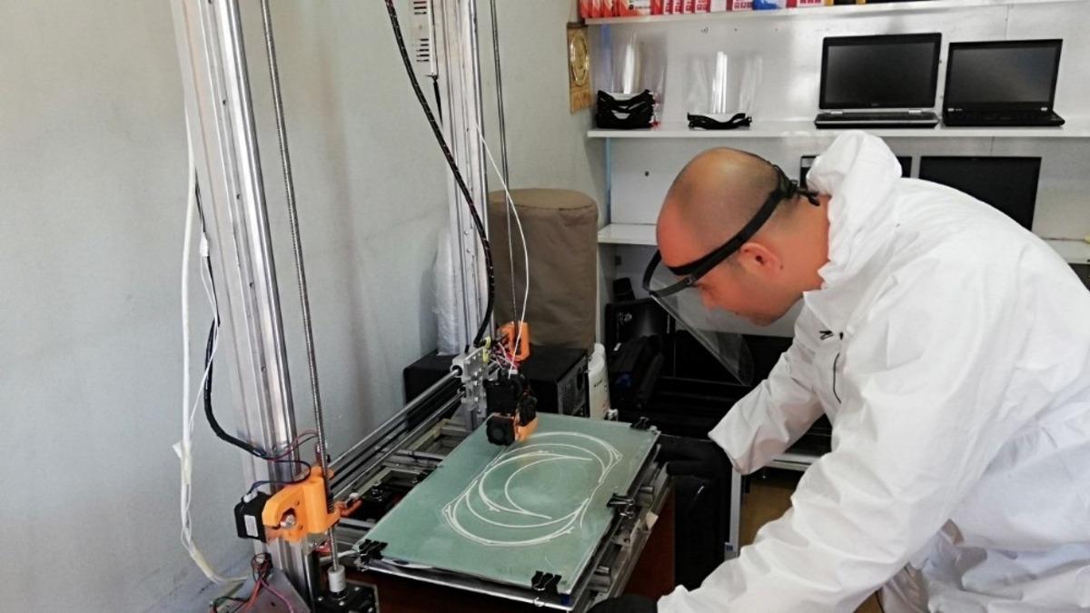 İş yerindeki 3 boyutlu yazıcıyla siper maske yapıp hastanelere bağışlıyor