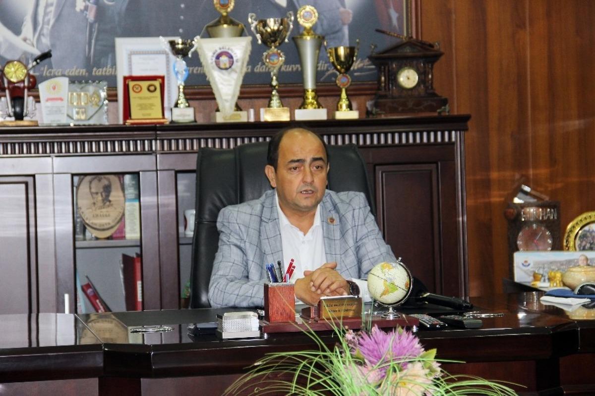 G&uuml;l&uuml;&ccedil; Belediyesi t&uuml;m binaları dezenfekte ediyor