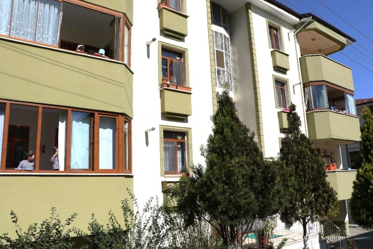 Evden &ccedil;ıkamayınca balkondan balkona oyun oynadılar