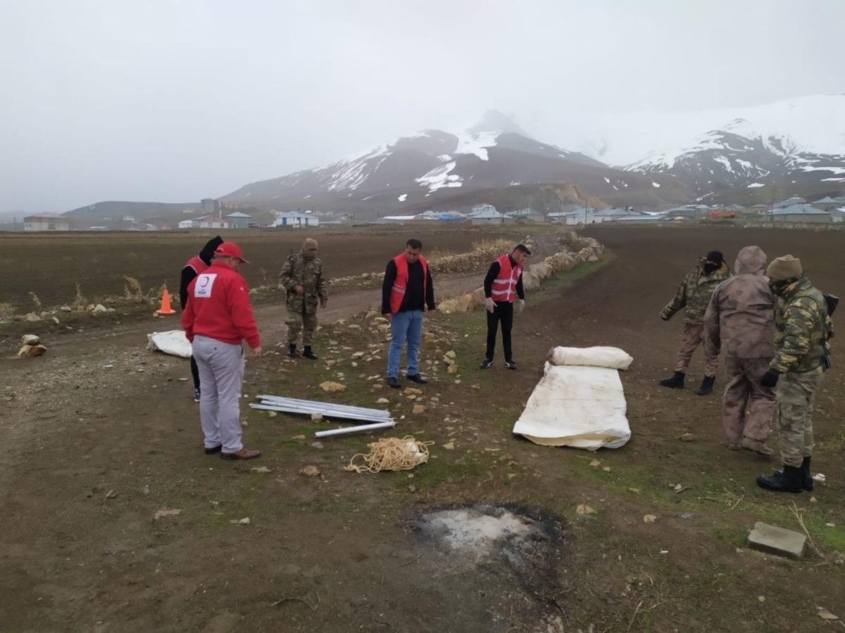 Karantina g&ouml;revindeki askerler &uuml;ş&uuml;mesin diye &ccedil;adır kuruldu
