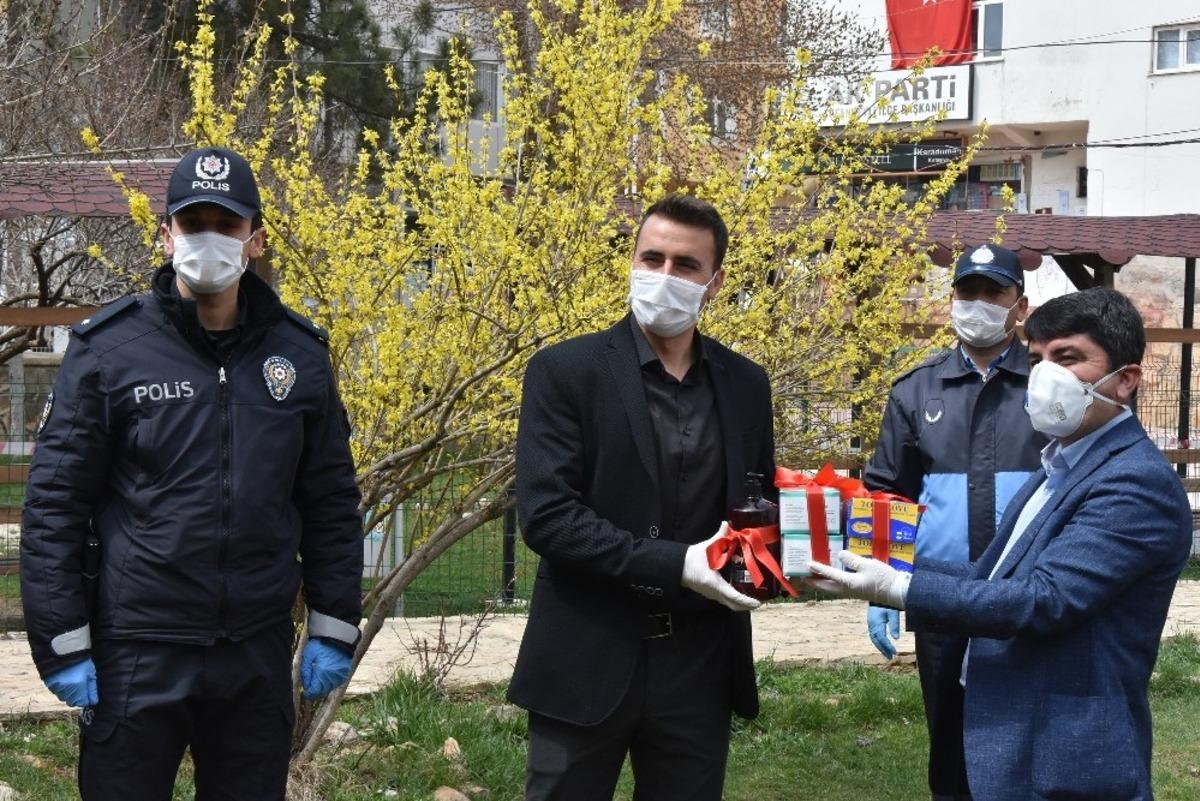 Tufanbeyli belediye Başkanı Erg&uuml;&rsquo;den polislere dezenfekte ve maskeli kutlama