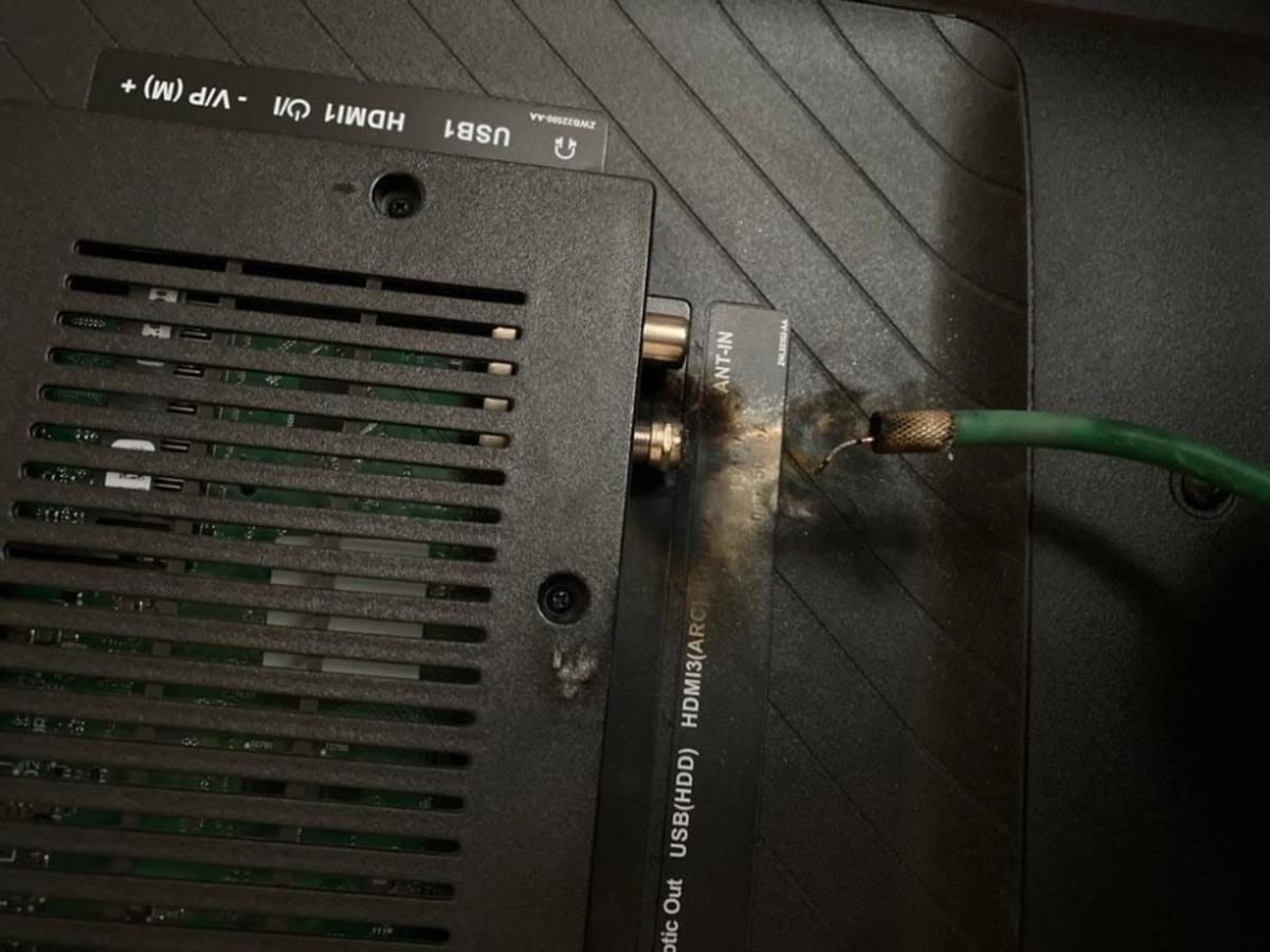 Ağrı&rsquo;da bir evin &ccedil;atısına yıldırım d&uuml;şt&uuml;