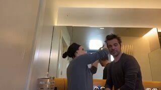 Neslişah Alkoçlar, eşi Engin Altan Düzyatan’ın saçlarını kesti