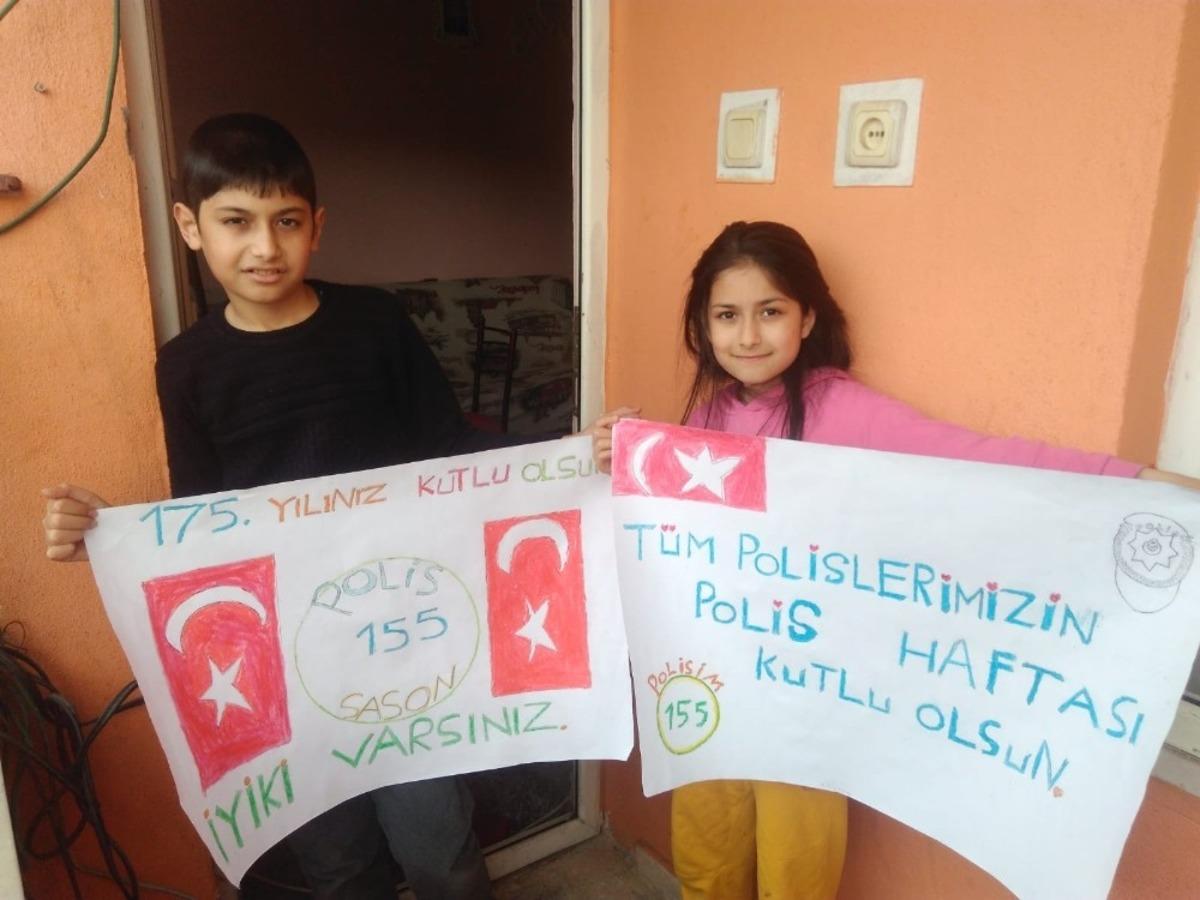 Evden &ccedil;ıkamayan &ccedil;ocuklar Polis Haftasını balkondan kutladı