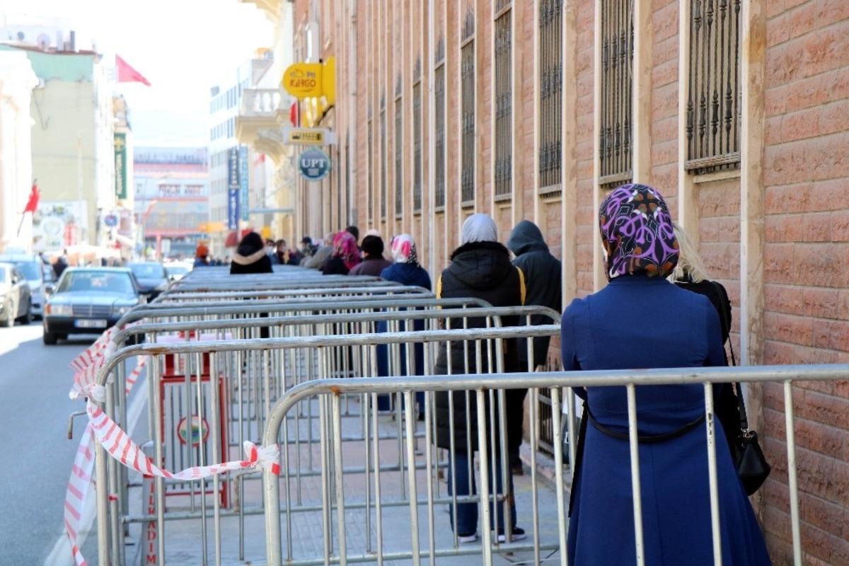 Sosyal mesafe kuralına uyunca kuyruklar uzadı