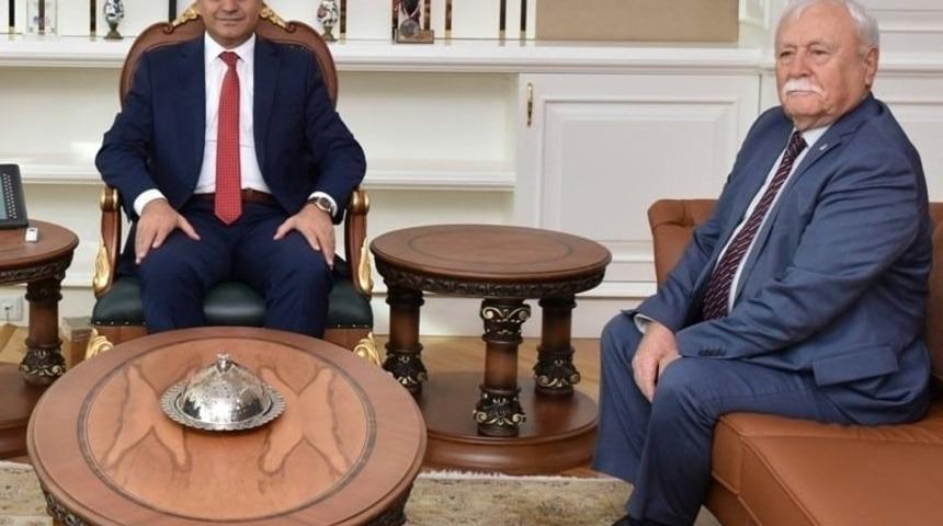 İş adamı Dizdar&rsquo;dan bin koli gıda ve temizlik malzemesi