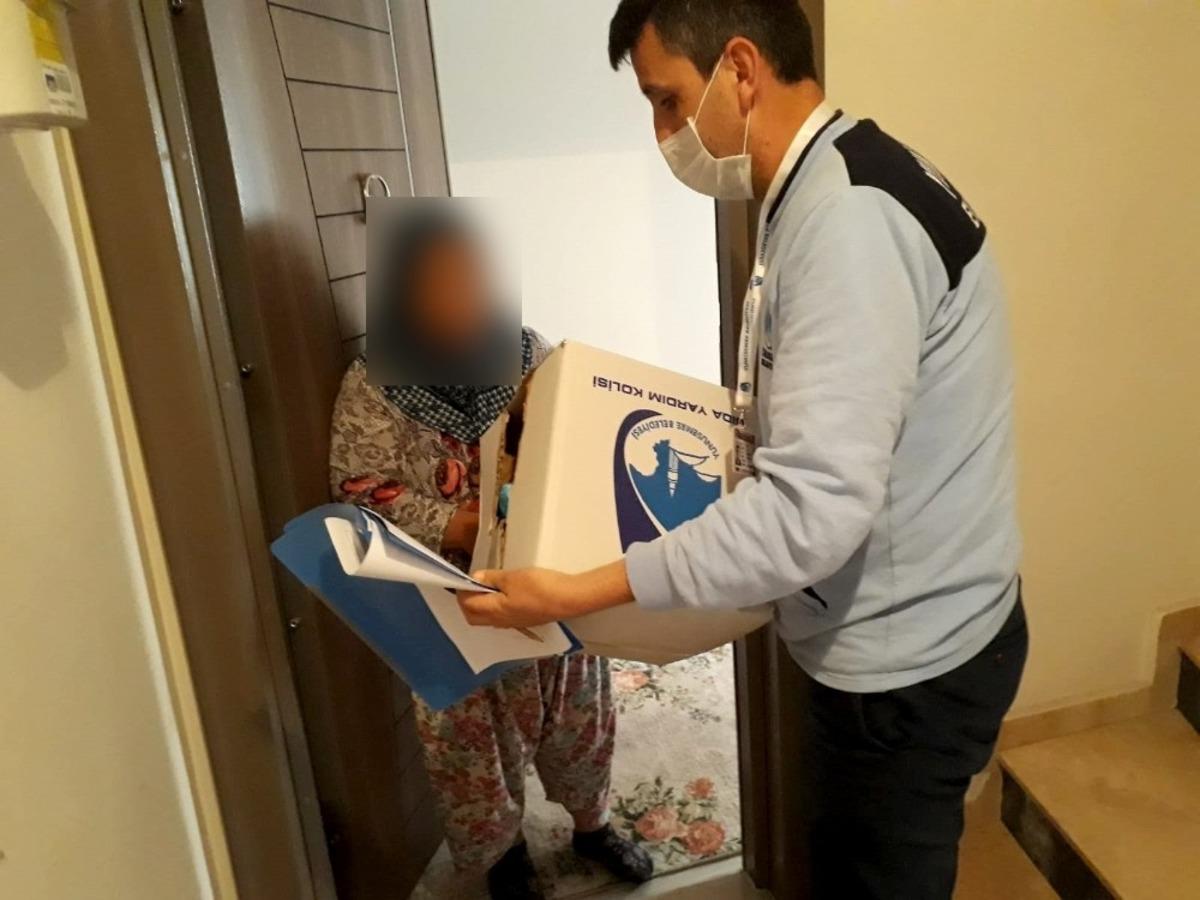Yunusemre Belediyesinden ihtiya&ccedil; sahiplerine yardım kolisi