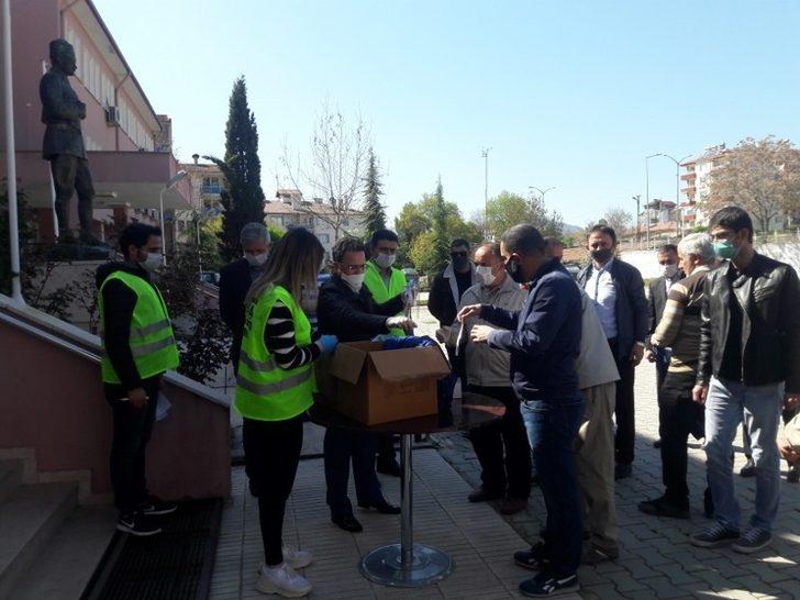 Sosyal yardım parasını dağıtacak personele maske ve yelek G3