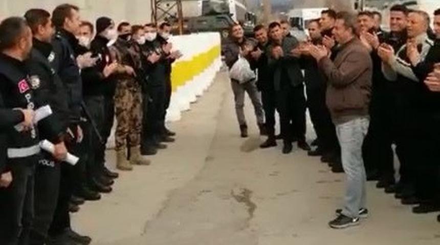 Polislere alkışlı kutlama