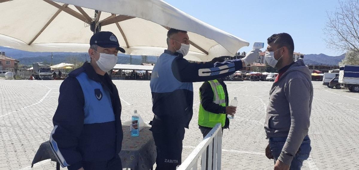 Ateşi &ouml;l&ccedil;&uuml;len vatandaşlara maske dağıtıldı