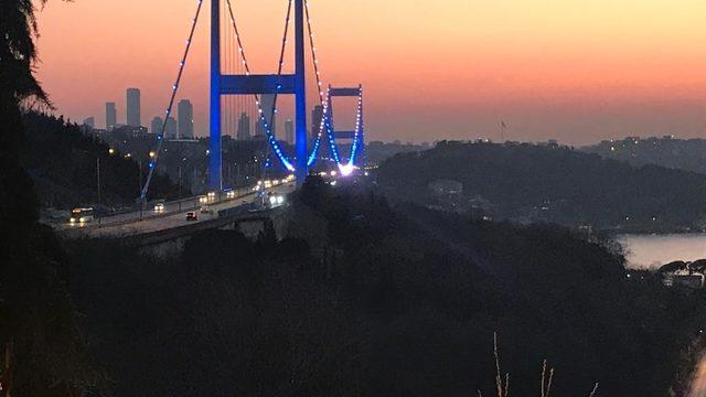 İstanbul'un sembolleri mavi-beyaza büründü