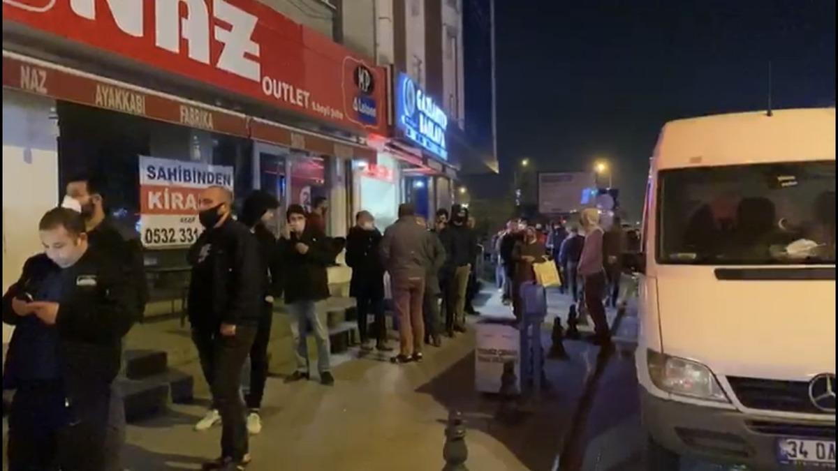 Sokağa &ccedil;ıkma yasağı &ouml;ncesinde fırın ve marketlere akın ettiler