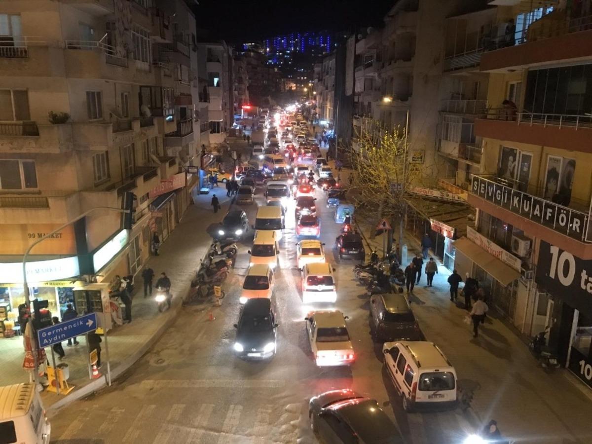 Kuşadası&rsquo;nda trafik kilitlendi, fırın ve marketler vatandaşların akınına uğradı
