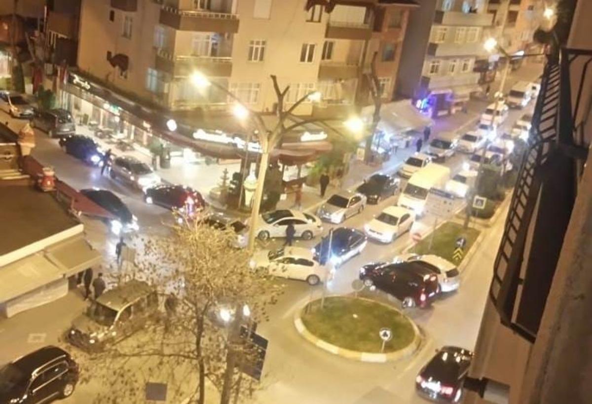 Sokağa &ccedil;ıkma yasağını duyan alışverişe koştu