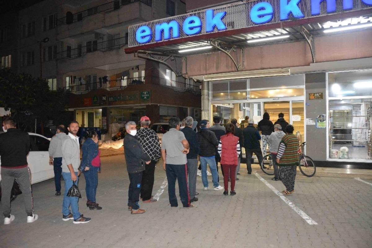 Ortaca&rsquo;da sokağa &ccedil;ıkma yasağının ardından vatandaşlar fırınlara akın etti