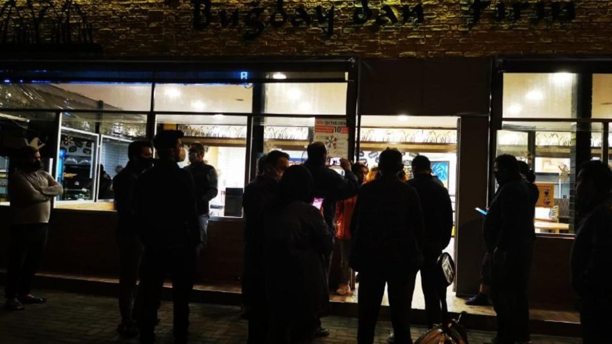 Marmaris&rsquo;te fırın ve marketler &ouml;n&uuml;nde uzun kuyruklar oluştu