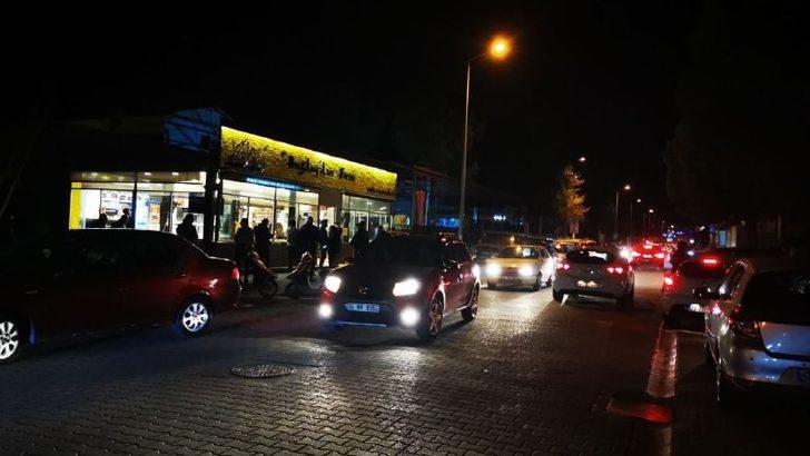 Marmaris’te fırın ve marketler önünde uzun kuyruklar oluştu G2