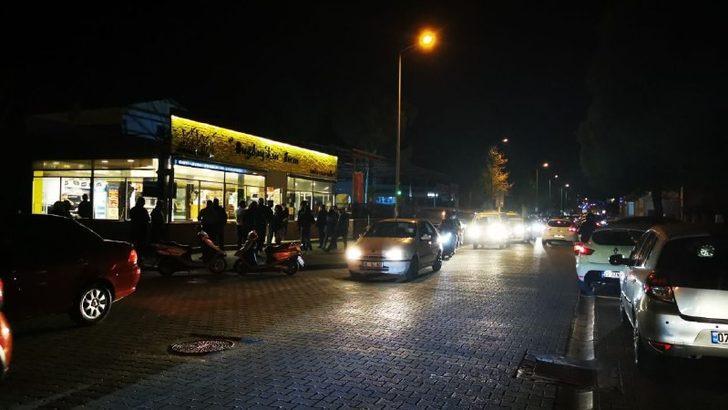 Marmaris’te fırın ve marketler önünde uzun kuyruklar oluştu G4