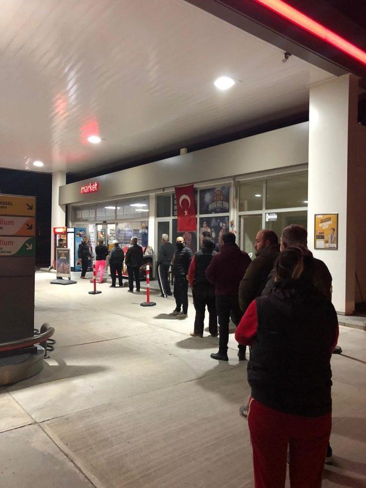 Milas’ta yasak öncesi vatandaş sokağa döküldü G4