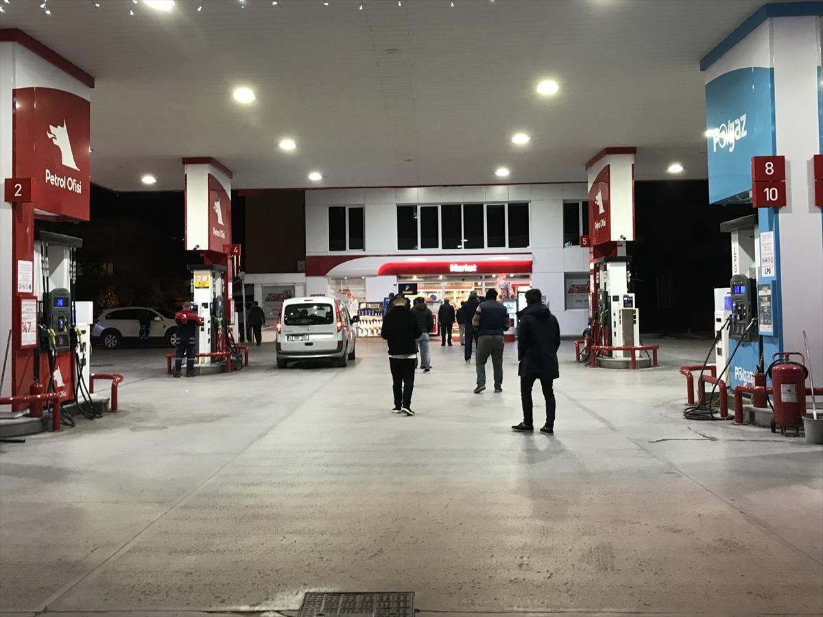 Sakarya, Kocaeli, Zonguldak ve Samsun'da sokağa &ccedil;ıkma yasağı &ouml;ncesinde yoğunluk yaşandı