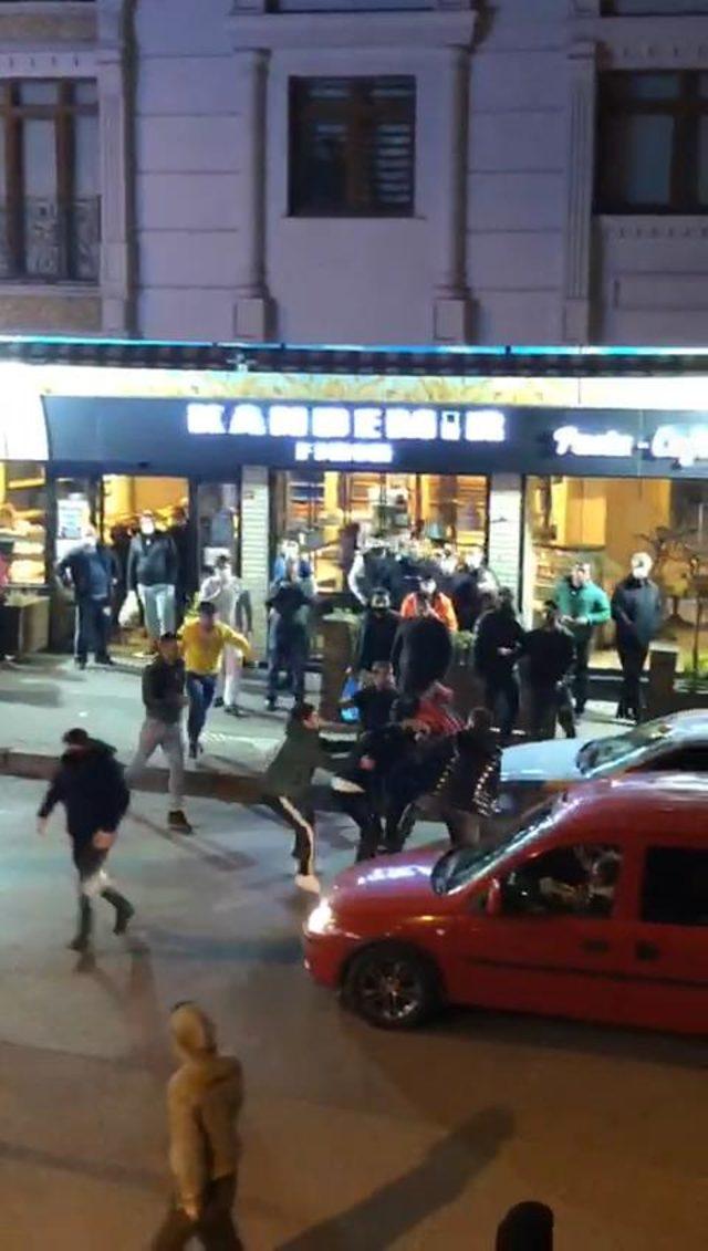 İstanbul da market kuyruğunda kavga! Tekme ve yumruklar havada uçuştu 1
