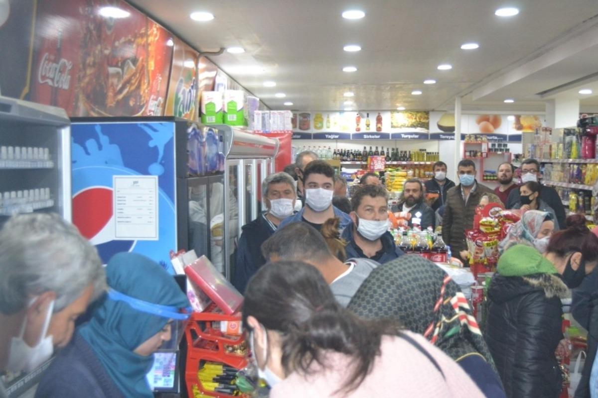 Sokağa &ccedil;ıkma yasağının ardından Didimliler bakkal ve marketlere akın etti