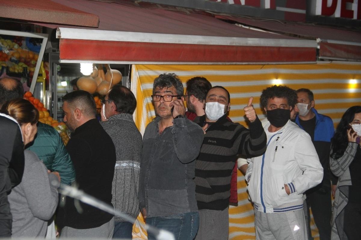 Fethiye&rsquo;de vatandaşlar fırın ve marketler &ouml;n&uuml;nde uzun kuyruklar oluşturdu
