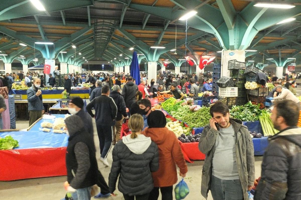 Sokağa &ccedil;ıkma yasağını duyanlar pazara h&uuml;cum etti