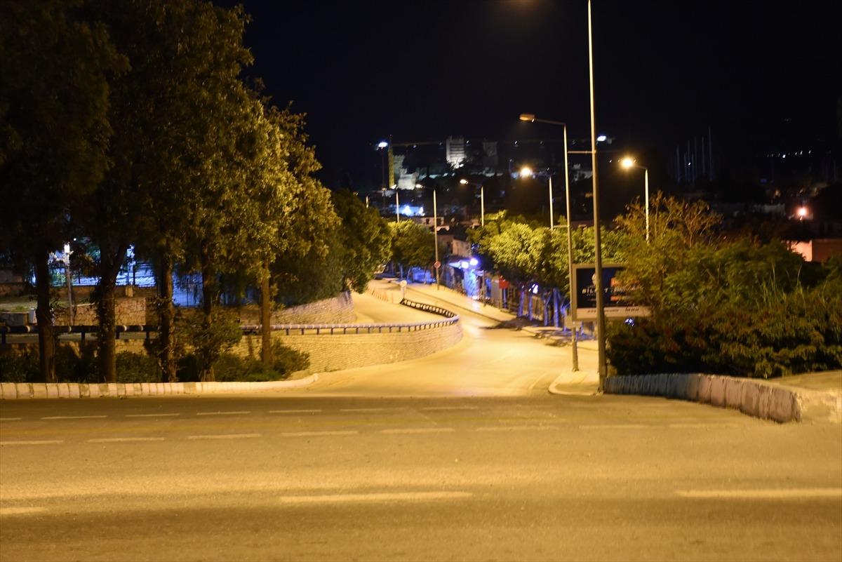 Sokağa &ccedil;ıkma yasağı başladı! Cadde ve sokaklar boşaldı