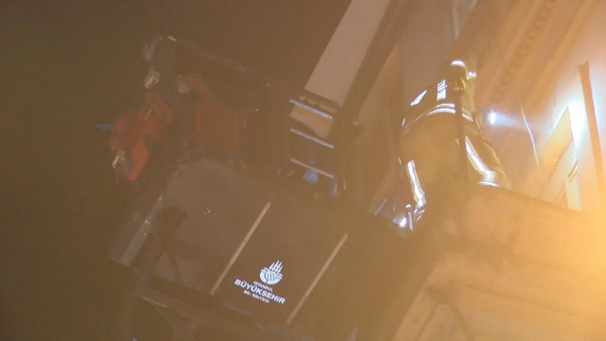 Beyoğlu'nda yangın: Mahsur kalan 9 kişi itfaiye tarafından kurtarıldı