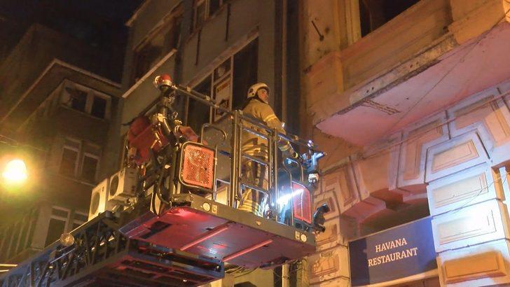 Beyoğlu'nda yangın: Mahsur kalan 9 kişi itfaiye tarafından kurtarıldı G3