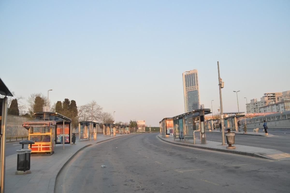 Sokağa &ccedil;ıkma yasağı sonrası İstanbul bomboş kaldı