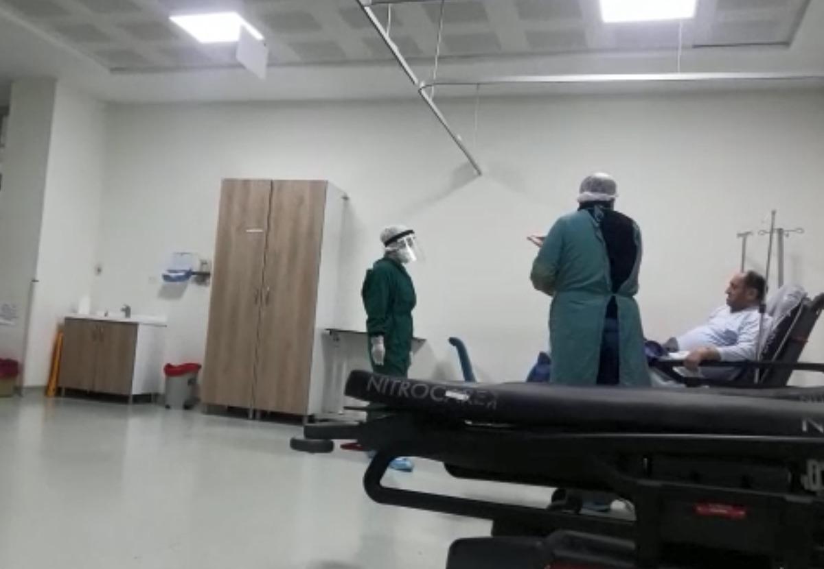 Koronavir&uuml;s ş&uuml;phesi olan hasta, maske takmamak i&ccedil;in direndi