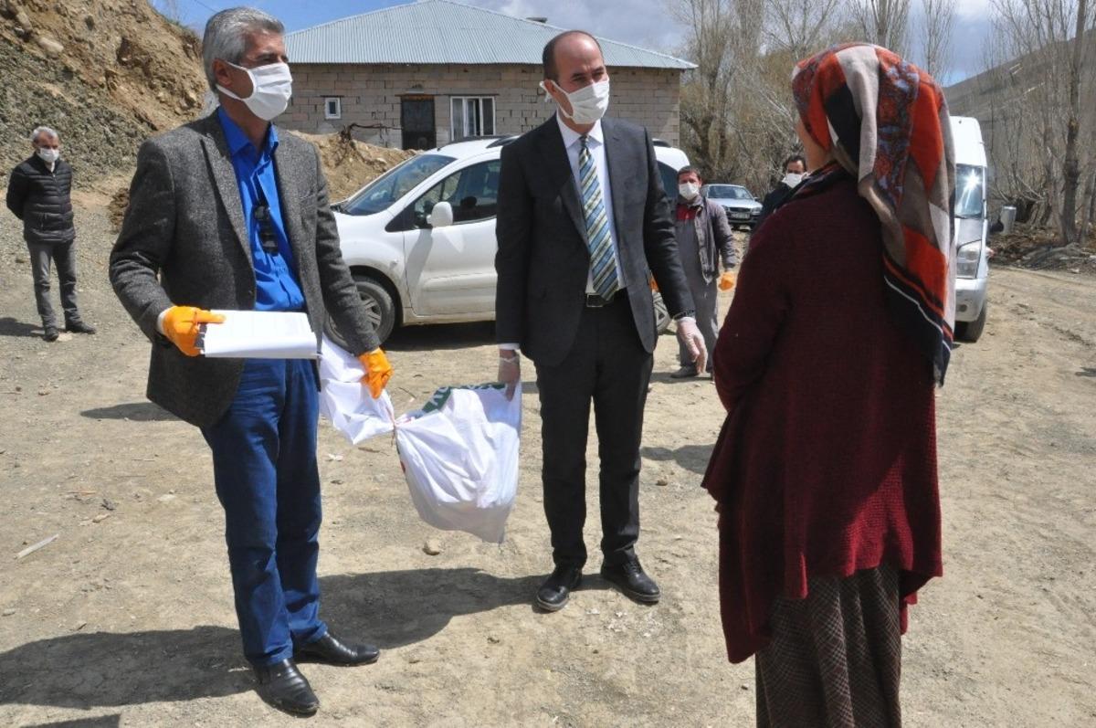 Y&uuml;ksekova Esendere belediyesinden 500 aileye gıda yardımı