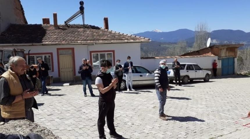 Korona vir&uuml;s Covid-19&rsquo;dan kurtulmak i&ccedil;in kurban kesip dua ettiler