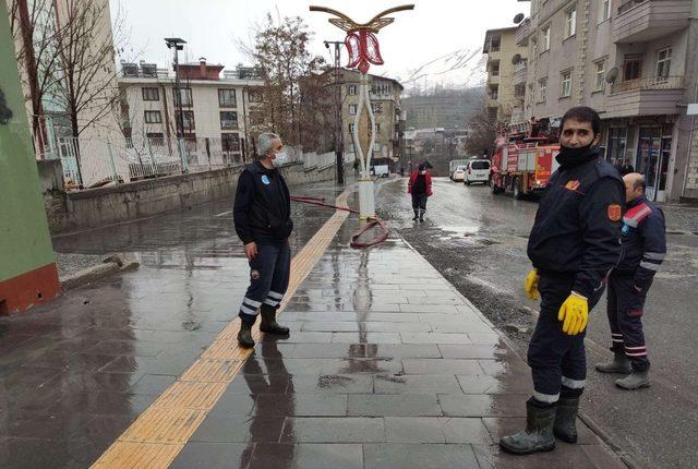 Devlet hastanesi bahçesi tazyikli su ile yıkandı