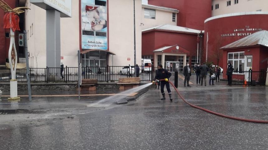 Devlet hastanesi bah&ccedil;esi tazyikli su ile yıkandı