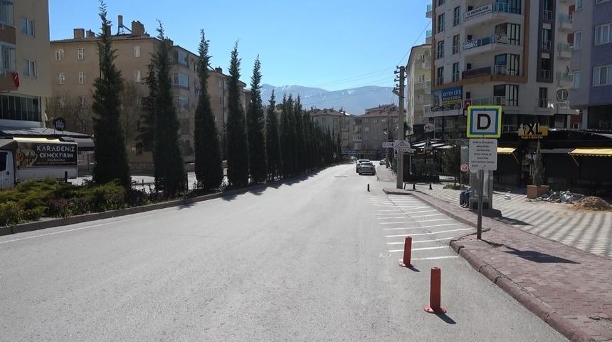 B&uuml;y&uuml;kşehirlerdeki sokağa &ccedil;ıkma yasağına, k&uuml;&ccedil;&uuml;k şehirler de uyuyor