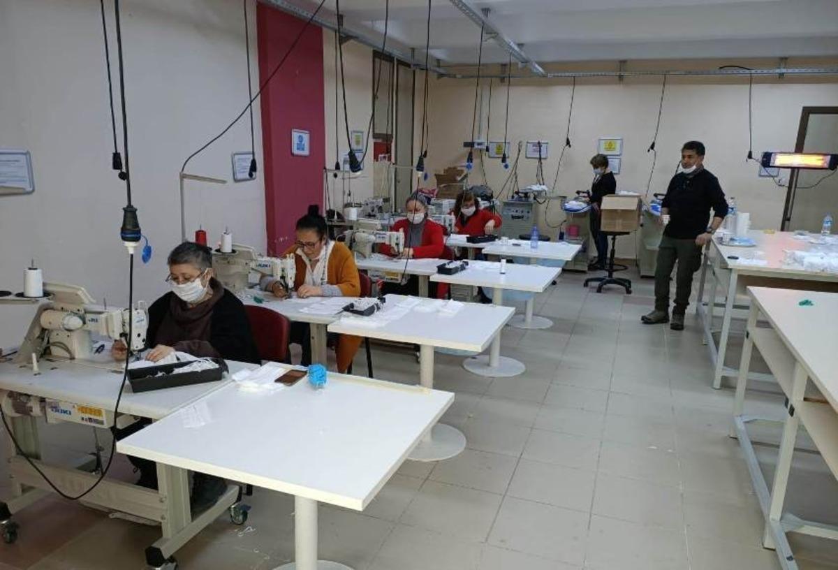 Uşak &Uuml;niversitesi 7 bin 500 adet maske, 350 adet siper &uuml;retti